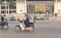 Clip: Nam thanh niên vừa lái xe máy bằng chân, vừa xem điện thoại