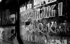 Nhóm người đi ôtô chặn đầu, đập nát kính xe khách giữa phố Pleiku