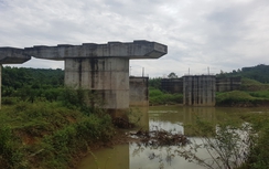 Video: Cầu chục tỷ đồng “chết yểu” vì hết vốn