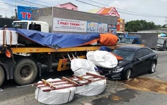 Xe đầu kéo phanh gấp, cuộn thép văng xuống đè nát đầu ô tô