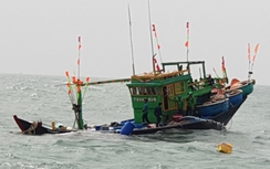 Ứng cứu tàu bị phá nước, 17 thuyền viên hoảng loạn