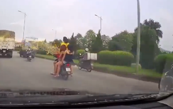 Video: Choáng với màn “đầu trần cân năm” lao vù vù trên đường