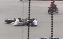 Video hai tài xế ngồi "tâm sự" sau va chạm giao thông gây "sốt"