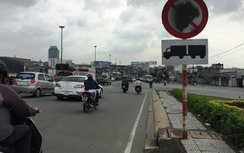 Biển báo trên cầu Đồng Nai bị bôi xóa làm khó người đi đường