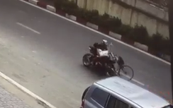 Thanh niên “cưỡi” xe phân khối lớn tông ngã bà cụ rồi bỏ chạy