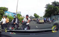 Đi xe ngược chiều, người đàn ông vẫn thách thức tài xế ô tô
