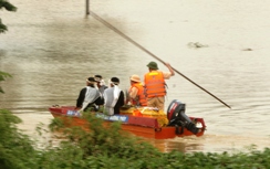 Xót xa cảnh đưa tang chạy lũ bằng ca nô