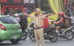 CSGT TP.HCM xử phạt nghiêm việc không đội MBH cho trẻ em