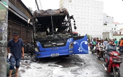 Xe ô tô khách bốc cháy ngùn ngụt giữa đường Sài Gòn