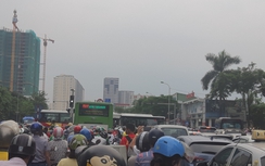 Ngã tư trọng điểm trục trặc đèn tín hiệu, hàng ngàn người "chôn chân"