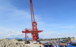 Lái cẩu làm đứt đường dây điện cao thế qua sông Kinh Thầy