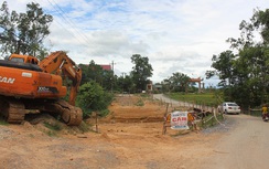 Dân bất an cầu tạm, chủ đầu tư nói..."huyện chờ tỉnh cho ứng vốn"