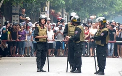 Kẻ nhiễm HIV ôm lựu đạn đe dọa công an tại UBND xã