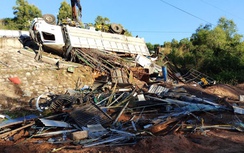 Dân phá cửa giải cứu tài xế kẹt cứng trong cabin xe tải