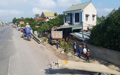 Xe đầu kéo mất lái đâm sập nhà dân, chủ nhà nhập viện