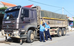 Đoàn xe bị phát hiện chở quá tải, lái xe rủ nhau... bỏ trốn