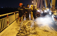 Hà Nội: Xe máy bốc cháy ngùn ngụt trên cầu Chương Dương