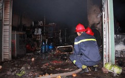 Cãi nhau với vợ, chồng châm lửa đốt nhà khiến 3 người bỏng nặng