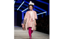 Tuần lễ thời trang Quốc tế: Sàn diễn kín đồ ứng dụng