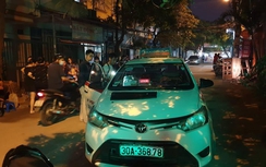 Lái xe MazdaCX5 chèn xe qua người tài xế taxi giữa phố Hà Nội