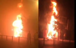 Cháy quán bar giữa đêm, nhiều người nháo nhào tháo chạy