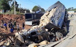 Xe tải mất lái tông sập cầu tạm trên đường Hồ Chí Minh