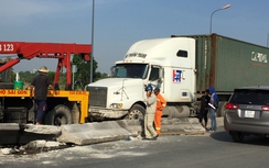 Lật xe container ngay chân cầu Phú Hữu