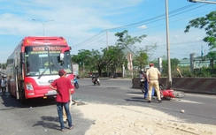 Xe máy băng ngang đường gây tai nạn liên hoàn