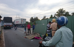 Vướng rào chắn công trình, người phụ nữ ngồi sau xe máy chết thảm