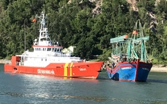 Xuyên đêm cứu 10 thuyền viên trên tàu cá bị hỏng máy