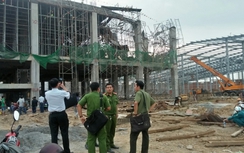Sập giàn giáo công trình nhà máy thức ăn, 1 người tử vong