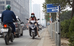 Hà Nội dựng rào chắn, xe máy vẫn nghênh ngang đi ngược chiều