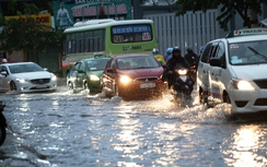 Mưa to sau bão kèm triều cường, đường phố TP.HCM thành sông