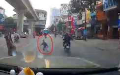 Bé trai bất ngờ lao ra giữa đường khiến các tài xế thất kinh