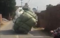 Xe chở hàng cồng kềnh, nghiêng hẳn một bên vẫn bon bon trên đường