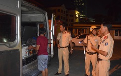 Tài xế chở rượu lậu húc rào chắn, trốn CSGT bị phạt 90 triệu