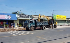 Dân ngang nhiên xây nhà trọ, bãi vật liệu trái phép sát QL50