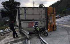 Xe đầu kéo lật xe trên đèo Lò Xo, 2 người kẹt trong cabin