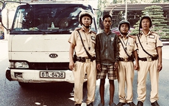 Bị CSGT "sờ gáy", tài xế trộm xe tải "cố thủ" trong cabin