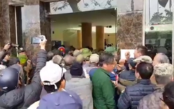 CĐV làm loạn trong buổi bán vé chung kết AFF Cup cho thương binh