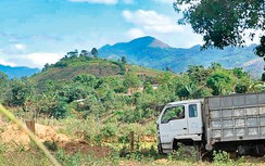 Cán bộ thôn tự ý chặn đường, thu phí xe tải