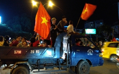 TP.HCM xử lý nghiêm ôtô bán tải, xe ba gác chở người “đi bão”