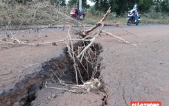 Đường nứt đôi: Dân đi qua, chết tự chịu?