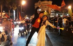 Cô dâu, chú rể chụp ảnh cưới giữa biển người ăn mừng chiến thắng