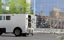 Video: Tiền bất ngờ rải khắp cao tốc khiến hàng loạt xe đâm nhau