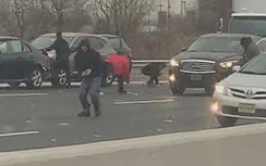 Video: Xe chở tiền bất ngờ bung cửa, cao tốc hỗn loạn