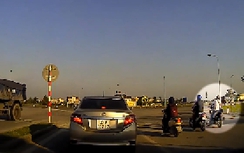 Vượt đèn đỏ, thanh niên đi SH suýt bị xe khách cán qua người