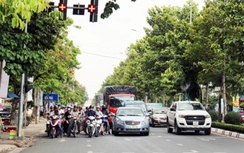 Thứ trưởng Bộ Văn hóa bị mắng vì... dừng đèn đỏ