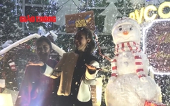 Video: Người Hà Nội đổ xô ra đường đón Giáng sinh