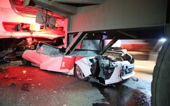 Video: Ô tô bị đâm nát và kết cục bất ngờ của tài xế